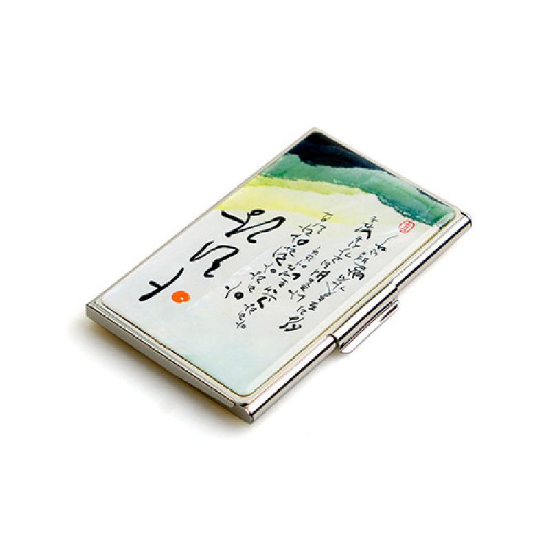 금속 재질 위에 수묵화 스타일의 산수 배경과 아리랑 가사 한글 서예 문양을 올린 직사각 명함집. 금속 재질 위에 수묵화 스타일의 산수 배경과 아리랑 가사 한글 서예 문양을 올린 직사각 명함집.