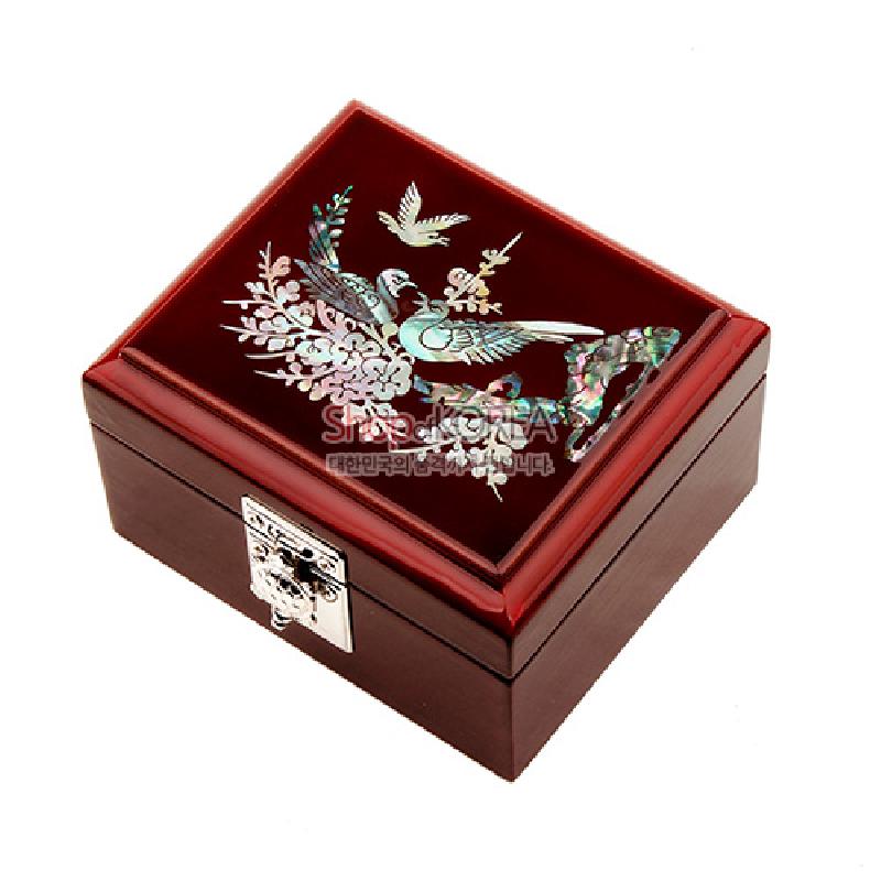 빨간 옻칠 목재 위 자개 상감 기법으로 매화와 새 문양을 넣은 금속 잠금장식 보석함. 빨간 옻칠 목재 위 자개 상감 기법으로 매화와 새 문양을 넣은 금속 잠금장식 보석함.