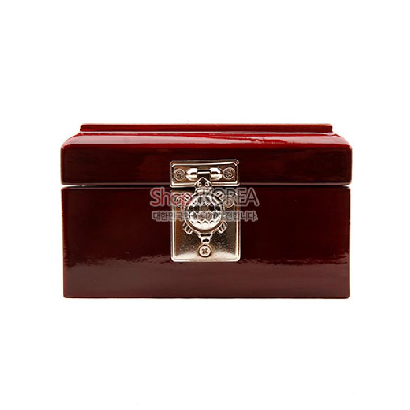 버건디 색 옻칠 마감에 은색 금속 잠금장식이 더해진 직사각형 나전 보석함. 버건디 색 옻칠 마감에 은색 금속 잠금장식이 더해진 직사각형 나전 보석함.