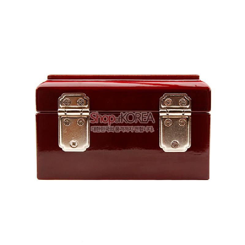 짙은 와인빛 옻칠 표면과 은색 금속 잠금장식이 대비를 이루는 직사각형 나전 보석함. 짙은 와인빛 옻칠 표면과 은색 금속 잠금장식이 대비를 이루는 직사각형 나전 보석함.