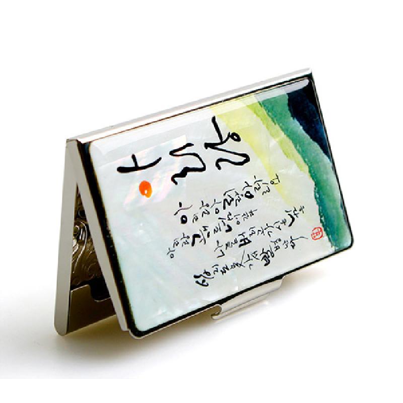 자개 바탕 위에 수묵 담채와 아리랑 서예가 어우러진 메탈 프레임 명함집. 자개 바탕 위에 수묵 담채와 아리랑 서예가 어우러진 메탈 프레임 명함집.