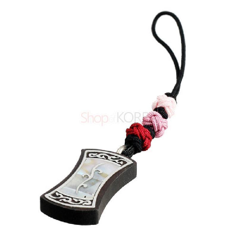 흑단으로 만든 작은 펜던트에 자개 상감 복식당초 문양이 새겨졌고, 검정·빨강·분홍 끈 매듭이 연결된 열쇠고리