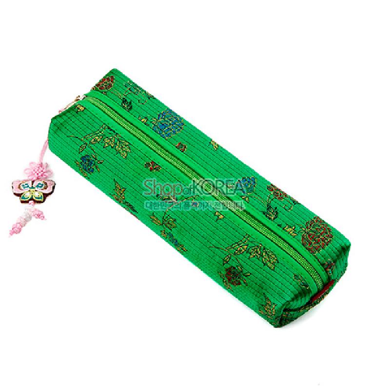 녹색 누비 천에 전통 꽃무늬가 수놓인 필통, 나비 모양 자수 매듭 장식 지퍼 장식. 녹색 누비 천에 전통 꽃무늬가 수놓인 필통, 나비 모양 자수 매듭 장식 지퍼 장식.