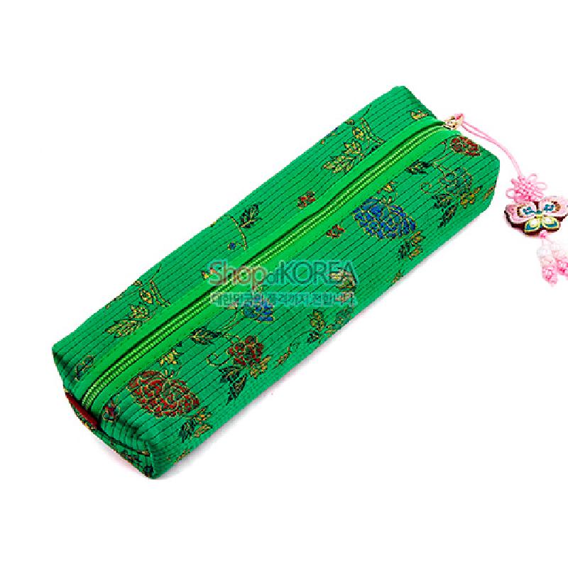 녹색 누비 원단에 전통 꽃과 덩굴 문양이 수놓인 직사각형 필통, 매듭 장식 지퍼 손잡이 특징. 녹색 누비 원단에 전통 꽃과 덩굴 문양이 수놓인 직사각형 필통, 매듭 장식 지퍼 손잡이 특징.