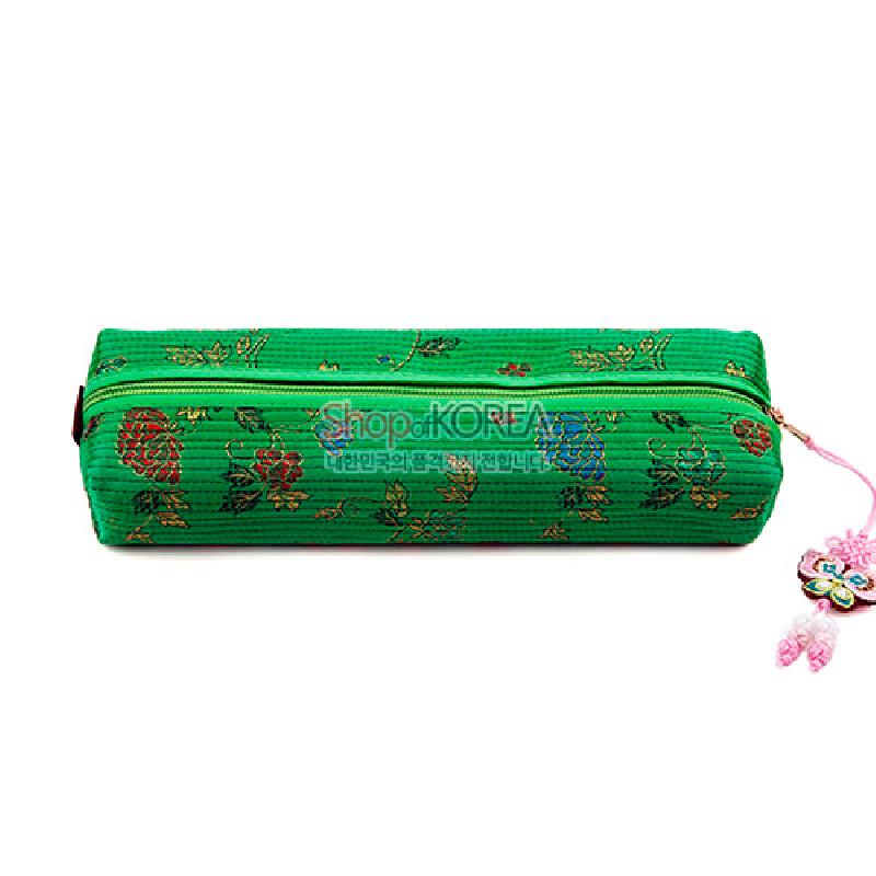 녹색 누비 원단에 금사로 수놓은 꽃과 나뭇잎 문양, 매듭 달린 지퍼 장식의 필통. 녹색 누비 원단에 금사로 수놓은 꽃과 나뭇잎 문양, 매듭 달린 지퍼 장식의 필통.