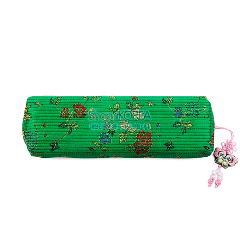 녹색 누비 천에 금색 포인트의 꽃과 덩굴 문양이 수놓인 원통형 필통, 분홍색 매듭 장식 포인트. 녹색 누비 천에 금색 포인트의 꽃과 덩굴 문양이 수놓인 원통형 필통, 분홍색 매듭 장식 포인트.