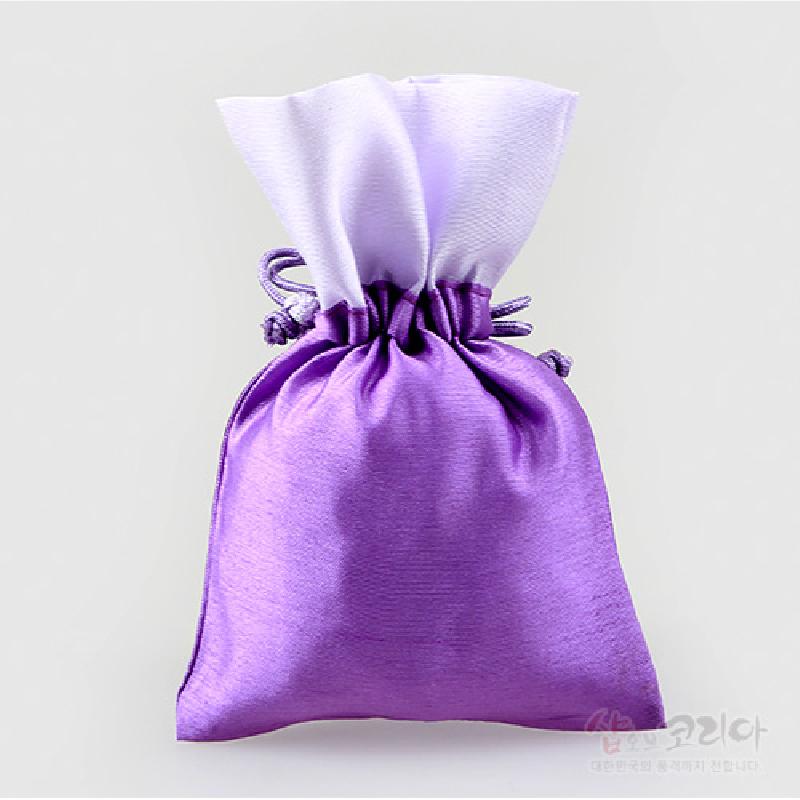 연자색과 흰색 배색의 매끄러운 비단 소재, 끈 조임 매듭 기법이 사용된 전통 스타일 주머니. 연자색과 흰색 배색의 매끄러운 비단 소재, 끈 조임 매듭 기법이 사용된 전통 스타일 주머니.