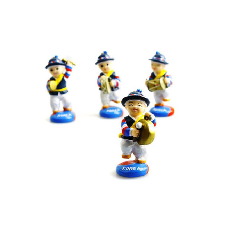 형형색색의 채색 플라스틱 재질, 전통 사물놀이복과 악기 형상을 섬세하게 표현한 민속인형 세트. 형형색색의 채색 플라스틱 재질, 전통 사물놀이복과 악기 형상을 섬세하게 표현한 민속인형 세트.