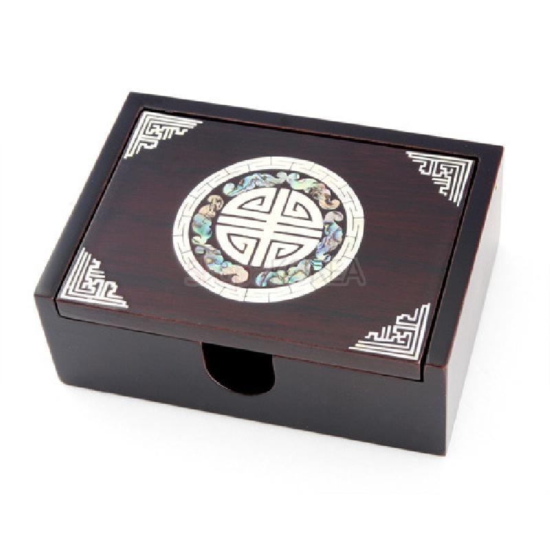 진한 갈색 옻칠 위 자개 상감으로 수복문 원형 문양과 모서리 기하학 무늬가 장식된 자동함.