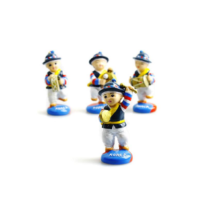 사물놀이 연주자를 형상화한 폴리레진 재질의 미니 인형 세트, 청·적·백 삼색 의상과 악기 디테일 색채 표현이 특징인 장식품. 사물놀이 연주자를 형상화한 폴리레진 재질의 미니 인형 세트, 청·적·백 삼색 의상과 악기 디테일 색채 표현이 특징인 장식품.