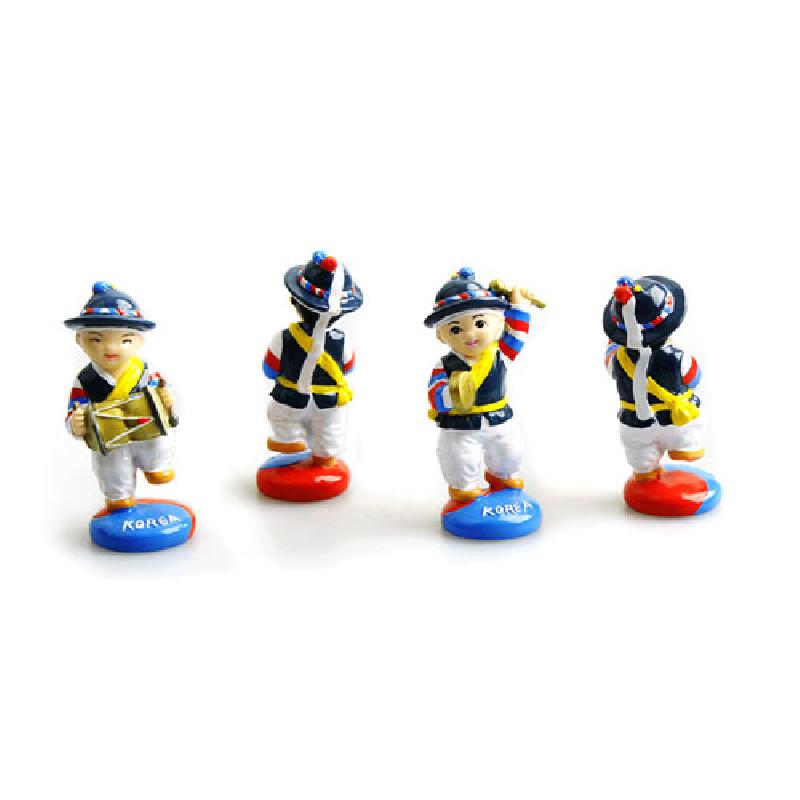 사물놀이 복장을 한 인물을 형상화한 레진 소재 미니어처 인형 세트, 삼색 띠 장식과 원색 대비 채색이 특징인 구성. 사물놀이 복장을 한 인물을 형상화한 레진 소재 미니어처 인형 세트, 삼색 띠 장식과 원색 대비 채색이 특징인 구성.