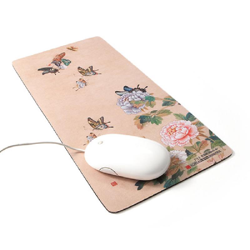 부드러운 천 재질 위에 담홍색 바탕과 섬세한 화접도 문양, 모란꽃과 나비가 조화된 직사각형 마우스패드.
