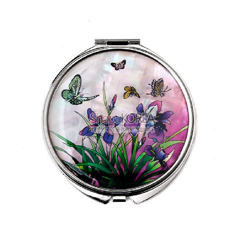 분홍빛 자개 바탕 위 붓꽃과 나비 문양이 섬세하게 표현된 금속 테두리 손거울. 분홍빛 자개 바탕 위 붓꽃과 나비 문양이 섬세하게 표현된 금속 테두리 손거울.