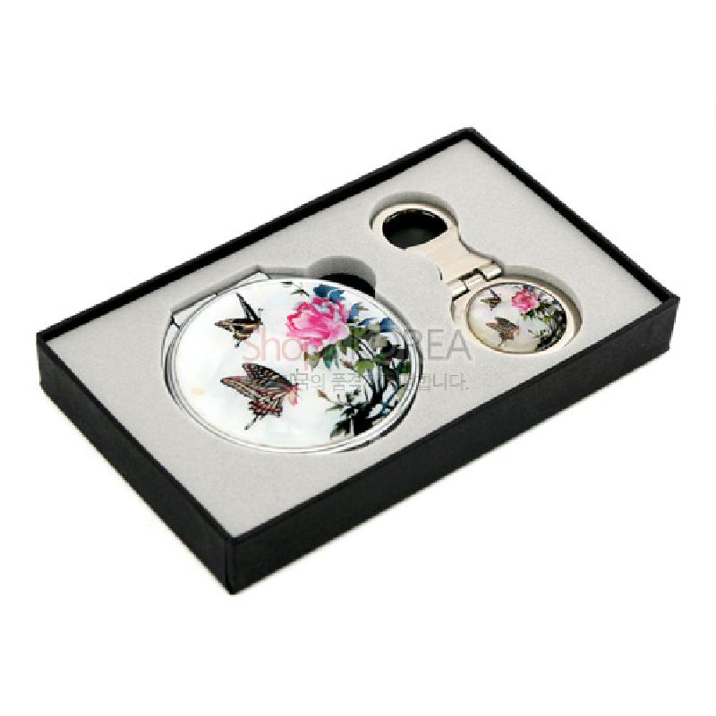 자개와 금속 재질로 제작된 손거울 세트, 흰 바탕에 분홍 모란과 나비 문양이 채색으로 표현된 디자인. 자개와 금속 재질로 제작된 손거울 세트, 흰 바탕에 분홍 모란과 나비 문양이 채색으로 표현된 디자인.