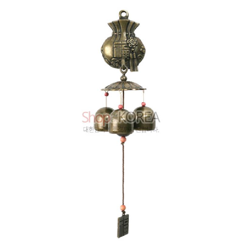 청동빛 금속 복주머니 장식과 원형 방울이 매달린 종 형태, 매듭끈과 옥색·분홍색 구슬 장식이 조화를 이루는 전통풍 금속 장식.