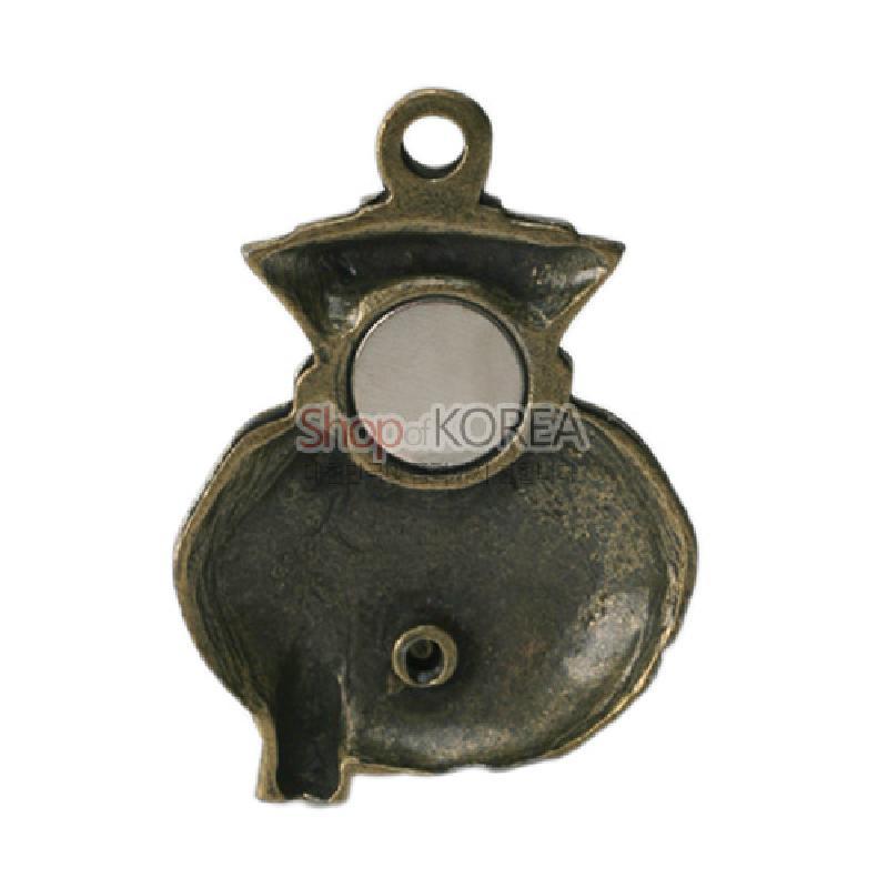 엔티크 골드 톤 금속으로 제작된 복주머니 형상의 문종, 중앙 원형 거울 장식과 매달 수 있는 고리 디테일이 특징인 제품.