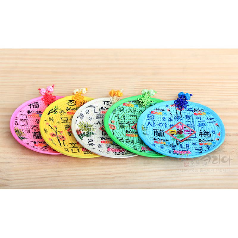 알록달록한 천 재질에 훈민정음 문자와 전통 문양을 인쇄한 원형 누비 컵받침.