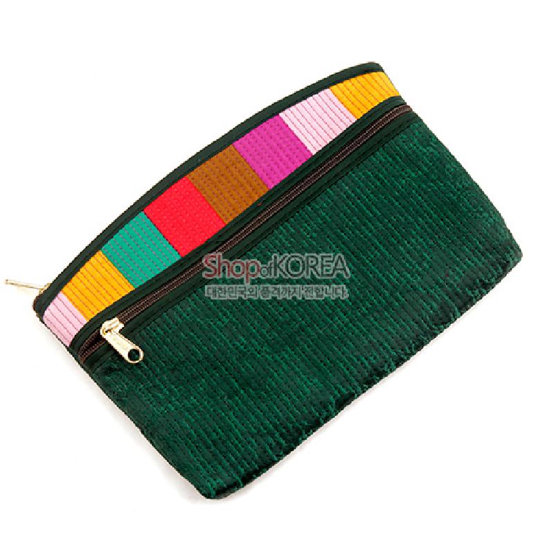 초록색 누비 천을 바탕으로 윗부분에 분홍·빨강·노랑·초록 등 색동 패턴이 더해진 지퍼형 티슈지갑.
