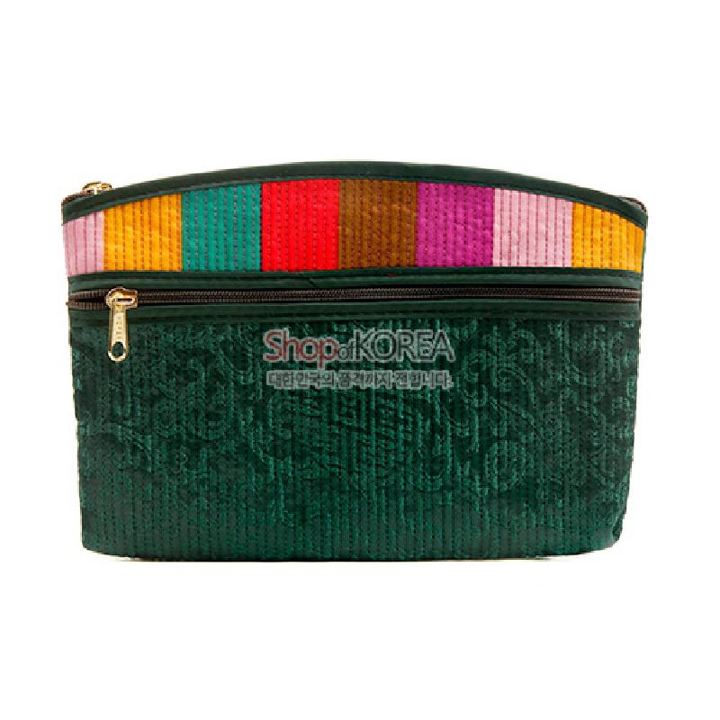 녹색 누비 천에 은은한 문양을 넣고 윗부분에 다채로운 색동 단을 더한 지퍼 장식 티슈지갑.