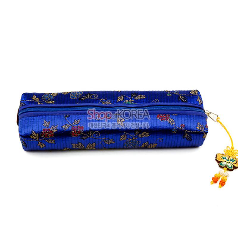 청색 누비 비단에 금색과 붉은색 꽃과 덩굴 문양이 놓인 필통, 노랑 매듭 장식이 달린 지퍼 여밈 구조. 청색 누비 비단에 금색과 붉은색 꽃과 덩굴 문양이 놓인 필통, 노랑 매듭 장식이 달린 지퍼 여밈 구조.