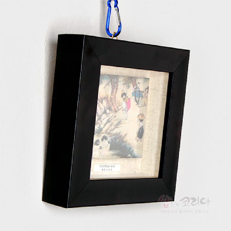검은 옻칠 느낌의 사각 나무틀에 은은한 채색의 단오풍정 민속화가 삽입된 미니 액자형 장식품. 검은 옻칠 느낌의 사각 나무틀에 은은한 채색의 단오풍정 민속화가 삽입된 미니 액자형 장식품.