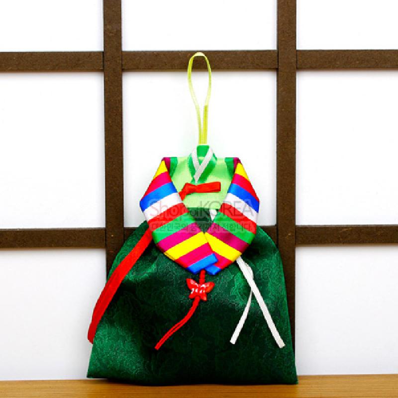 비단 소재에 색동저고리 형식의 상단과 녹색 전통 문양 치마가 어우러진 벽걸이 향주머니 장식.