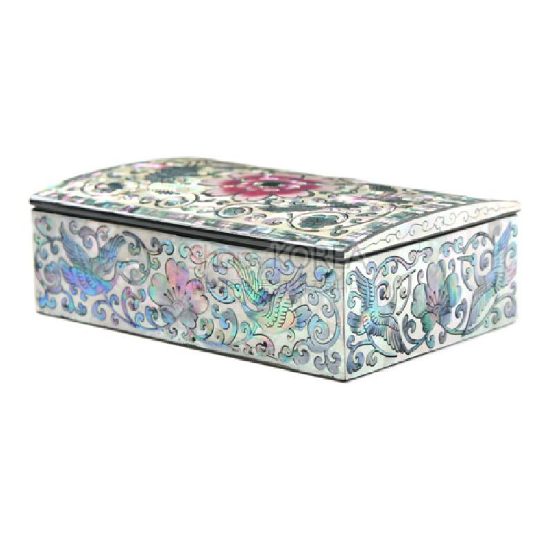 흑색 옻칠 바탕 위 자개 상감으로 당초문과 쌍학, 꽃무늬를 섬세하게 표현한 장방형 명함함.