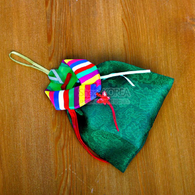 녹색 꽃무늬 양단 치마와 색동저고리 칼라 조합, 매듭끈 장식이 더해진 전통 벽걸이 향주머니.