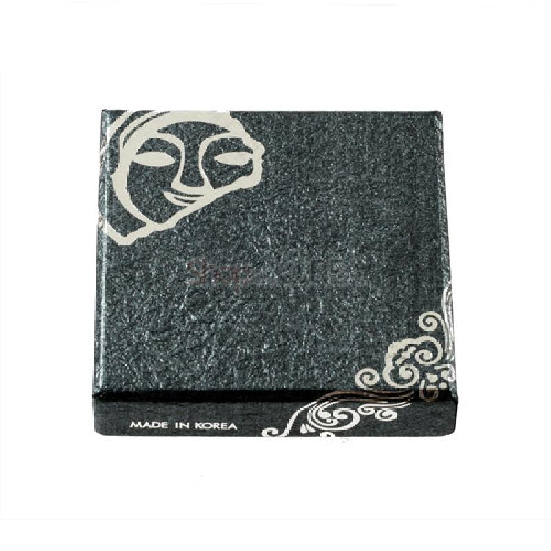 짙은 회흑색 종이 재질 상자에 은색 인물 얼굴과 당초문 양각 인쇄로 장식된 전통미 있는 포장 디자인
