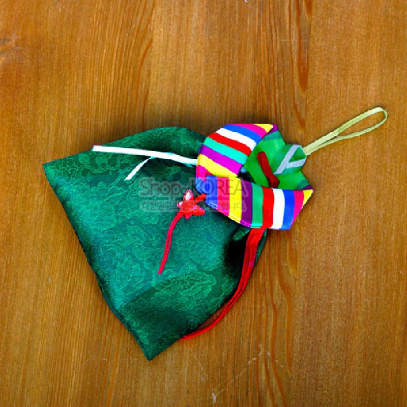 녹색 양단에 은은한 전통 문양이 들어간 치마와 색동저고리 깃을 형상화한 비단 향주머니.