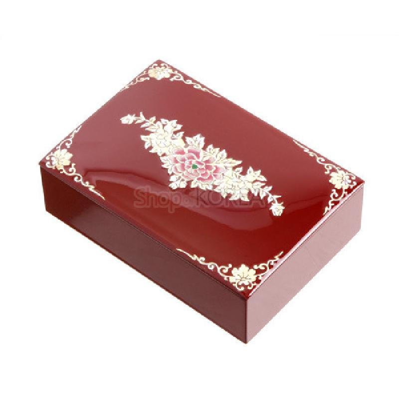 적색 옻칠 표면 위에 자개 상감으로 국화 문양을 장식한 나무 명함함, 모서리에 섬세한 전통 문양이 배치되어 있다.