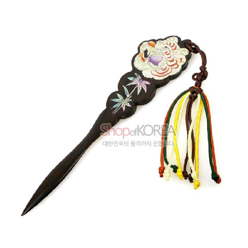 흑단 바탕에 자개 상감으로 호랑이와 대나무 문양을 넣고, 다채로운 색상의 매듭 술 장식을 더한 다용도 책갈피 겸 편지칼.