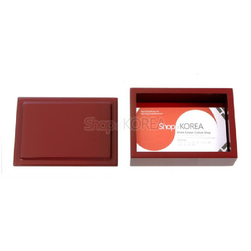붉은색 옻칠 마감의 직사각 나무 명함함으로, 매끄러운 단색 표면과 간결한 전통 미감이 돋보이는 디자인이다.
