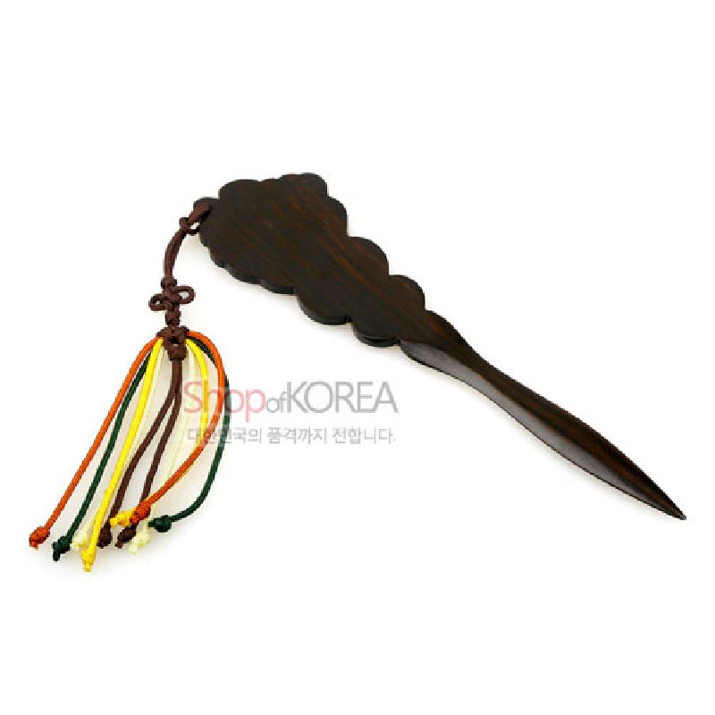 흑단 소재의 부드러운 곡선형 칼날과 구름 모양 손잡이, 다색 끈 장식이 더해진 전통 스타일 책갈피 겸 편지칼.