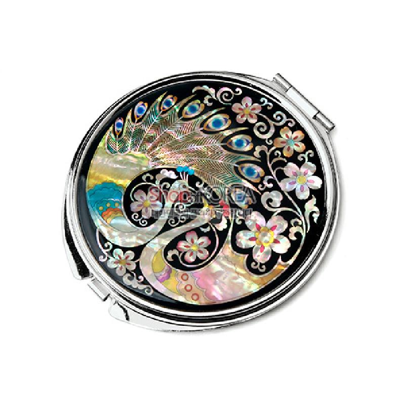 자개 상감 기법으로 공작과 꽃문양을 장식한 흑색 배경의 원형 손거울.