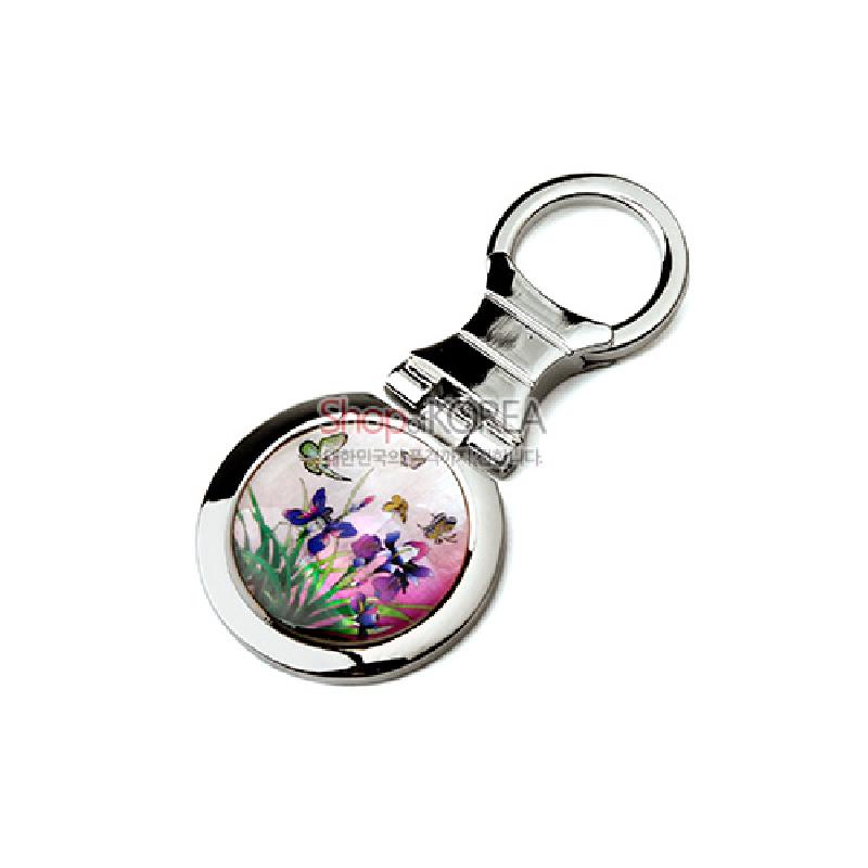 금속 테두리 안 자개 장식에 분홍색 바탕과 꽃, 나비 문양이 어우러진 원형 열쇠고리.