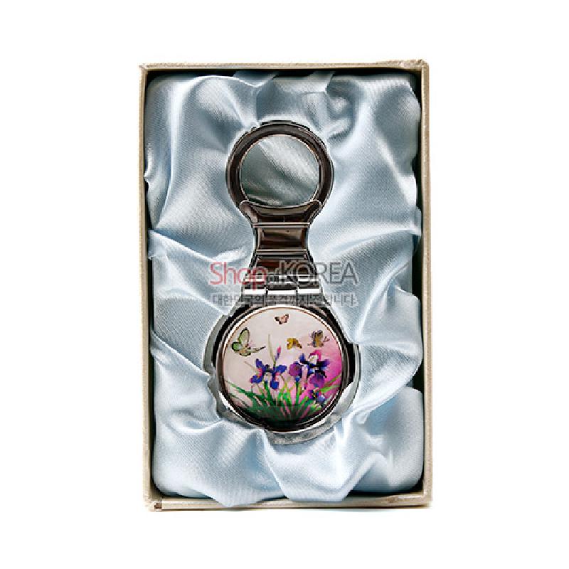 금속 테두리에 자개를 상감해 분홍·보라 분꽃과 나비 문양을 표현한 원형 열쇠고리.