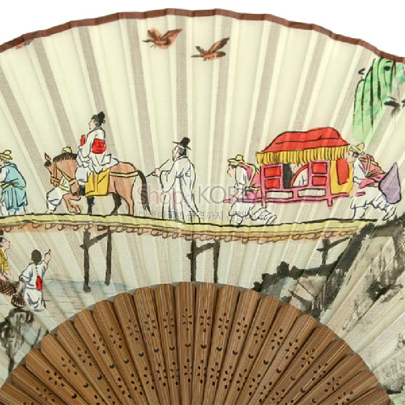 대나무살과 종이로 제작된 부채, 혼례 행렬을 담은 수묵채색화와 다채로운 인물 문양이 조화를 이룬 전통 민속부채.