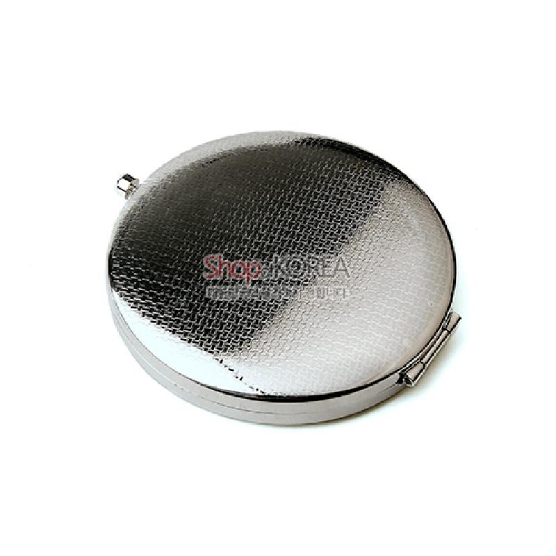 은색 금속 재질에 미세한 격자 패턴을 넣은 원형 원터치 손거울. 은색 금속 재질에 미세한 격자 패턴을 넣은 원형 원터치 손거울.