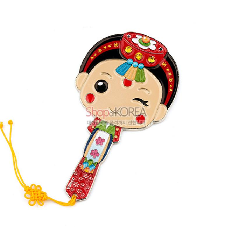 붉은 한복과 족두리 차림 신부 캐릭터를 형상화한 금속 손잡이 거울, 화려한 색채와 꽃·장식 문양, 노란 매듭끈 장식이 특징인 손거울.