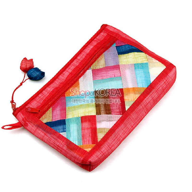 붉은 모시로 둘레를 두르고 중앙에 다채로운 색상의 조각보 누비 패턴을 넣은 파우치, 실 매듭 장식 지퍼 포인트. 붉은 모시로 둘레를 두르고 중앙에 다채로운 색상의 조각보 누비 패턴을 넣은 파우치, 실 매듭 장식 지퍼 포인트.