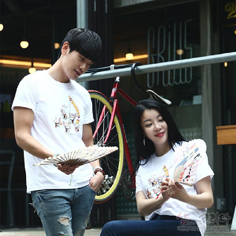 풍물놀이 장단을 표현한 인물 일러스트가 3D 입체발포 기법으로 프린트된 흰색 면 티셔츠.