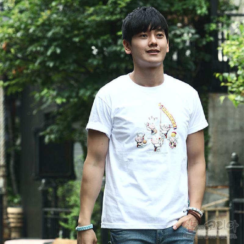 흰색 면 소재 티셔츠 중앙에 풍물놀이 장단을 표현한 다채로운 색감의 3D 입체발포 캐릭터 문양이 특징인 디자인.