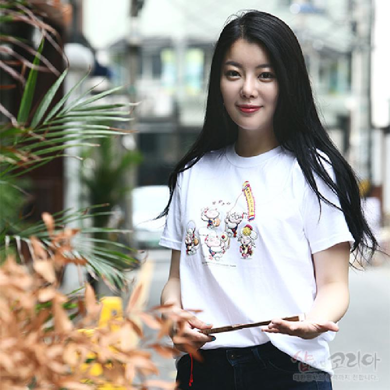 풍물놀이 장단을 표현한 캐릭터 일러스트와 다채로운 색채의 입체발포 프린팅이 돋보이는 면 티셔츠.