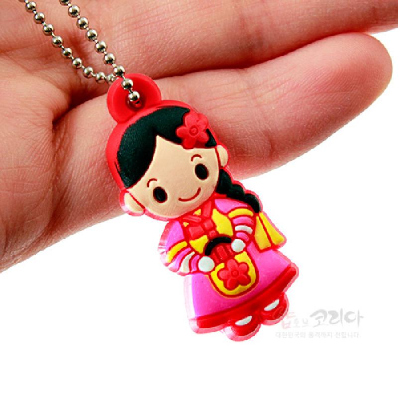 분홍·빨강 계열 전통의상 캐릭터 문양의 고무 소재 장식과 금속 볼체인 연결 디자인. 분홍·빨강 계열 전통의상 캐릭터 문양의 고무 소재 장식과 금속 볼체인 연결 디자인.
