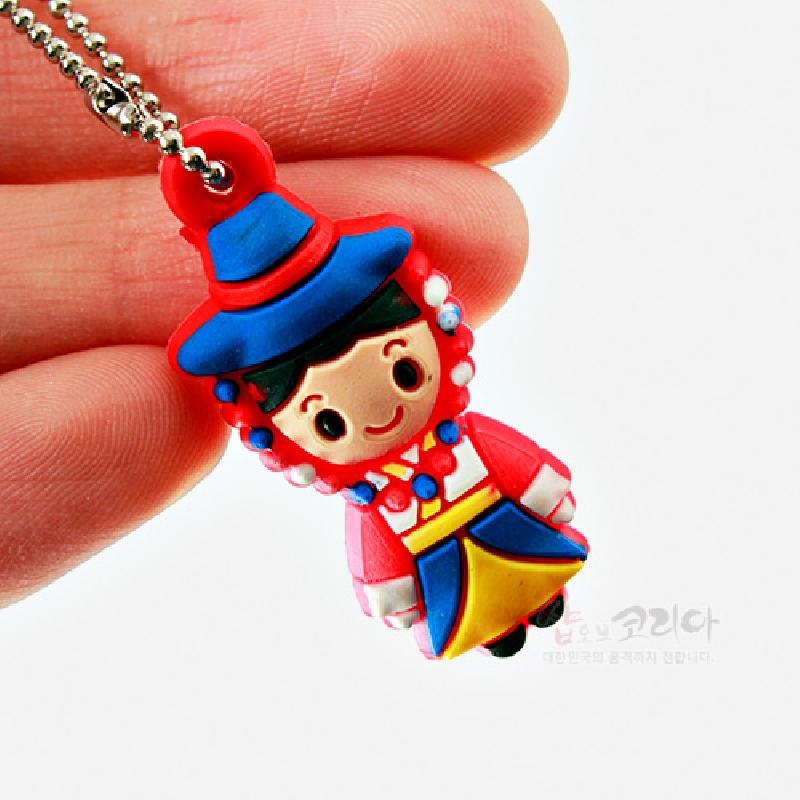 알록달록한 실리콘 재질로 표현된 전통의상 인형 장식, 파란 갓과 노란색·파란색 치마 대비가 돋보이는 손톱깎이 키링. 알록달록한 실리콘 재질로 표현된 전통의상 인형 장식, 파란 갓과 노란색·파란색 치마 대비가 돋보이는 손톱깎이 키링.