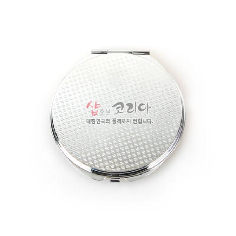 은색 금속 재질의 원형 손거울, 미세한 격자 문양을 촘촘히 새긴 심플한 디자인의 제품.