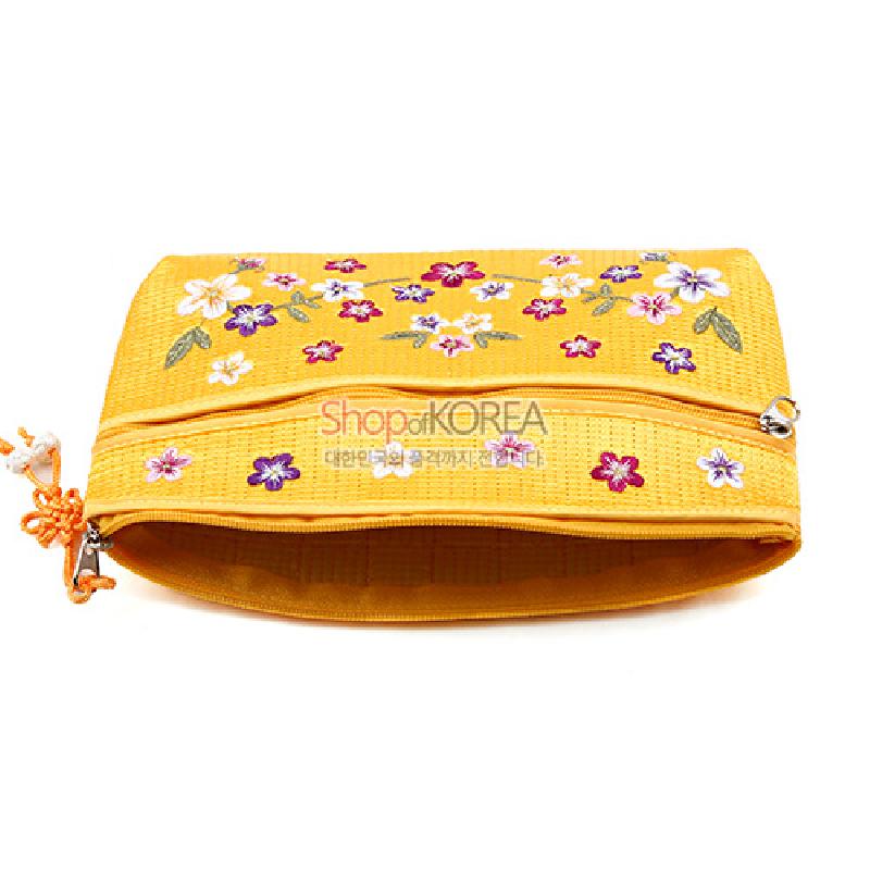 노란색 천 소재에 배꽃과 잎을 다채로운 색실로 자수 놓은 플라워 문양 파우치.