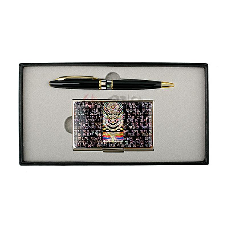 검은색 금속 볼펜과 자개 상감 기법의 시조 글귀·단청 문양이 어우러진 명함케이스 세트.