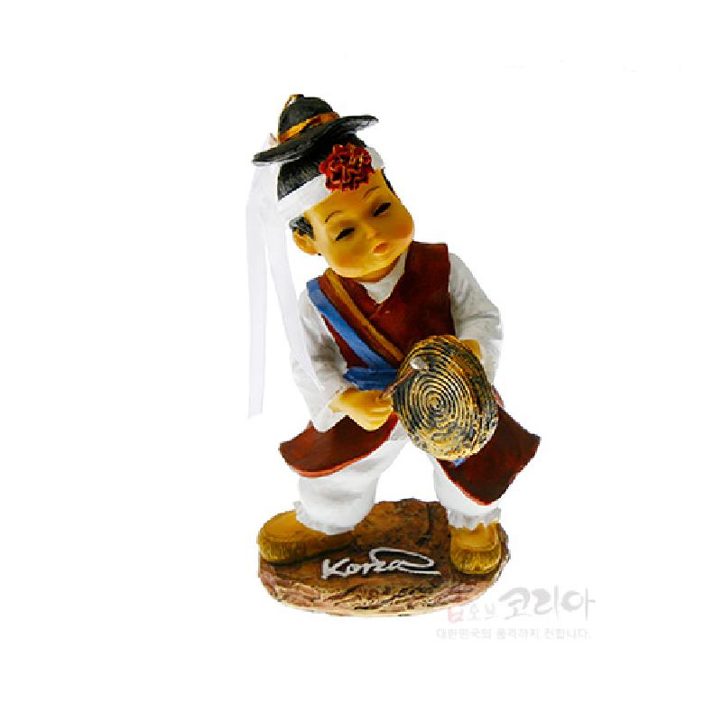 전통 농악 의상을 입고 금빛 꽹과리를 든 소년을 형상화한 레진 소재 마블 인형 장식.